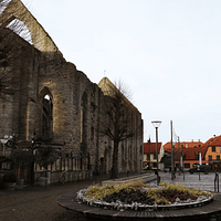 A photograpgh of the main square in old town Visby, with the Sankta Katarina ruin visible on the left