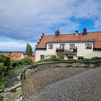 Ett foto av utsiktsplatsen på Vårdklockegatan i Visby på en vacker sommardag.
