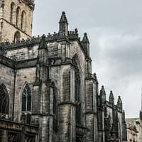 A detail photo of the gothic exterior of the St Giles cathedral in Edinburgh.