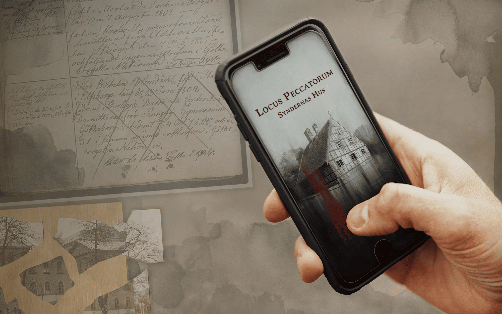 En hand håller en smarttelefon. På skärmen syns texten "Locus Peccatorum - Syndernas Hus"