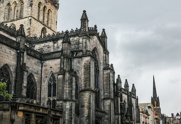 A detail photo of the gothic exterior of the St Giles cathedral in Edinburgh.