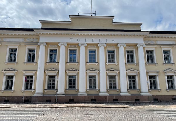 A ohoto of the classical Topelia university building