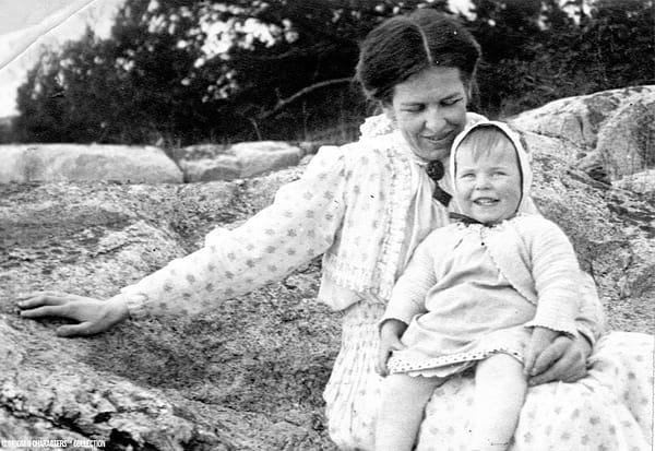 Historic portrait photo of Tove Jansson and her mother