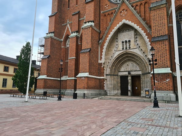 A photo of the gothic Uppsala cathedral.